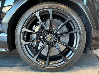2019 Lamborghini URUS photo 3