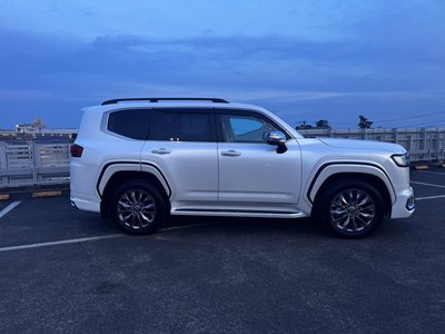 صورة 5 لـ 2024 Toyota LAND CRUISER 300