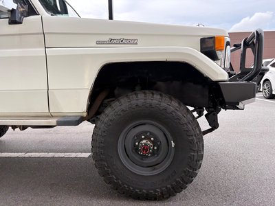 TOYOTA LAND CRUISER 70 - 9