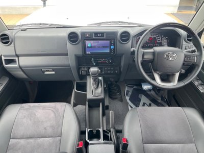 TOYOTA LAND CRUISER 70 - 2