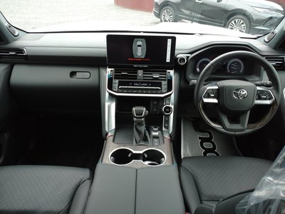 TOYOTA LAND CRUISER 300 - 9