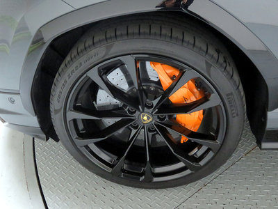 LAMBORGHINI URUS - 6