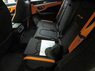 LAMBORGHINI URUS - 10