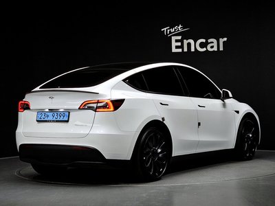TESLA MODEL Y - 3