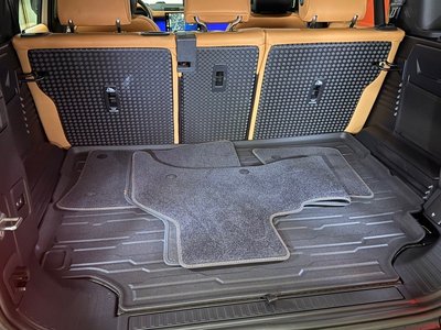 LAND ROVER DEFENDER - 9