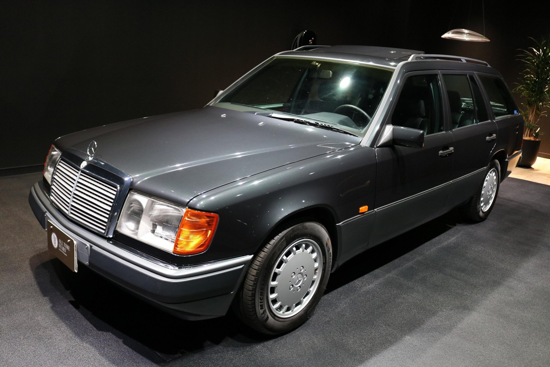 MERCEDES-BENZ MEDIUM-CLASS - View 1