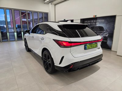 صورة 4 لـ 2025 Lexus RX