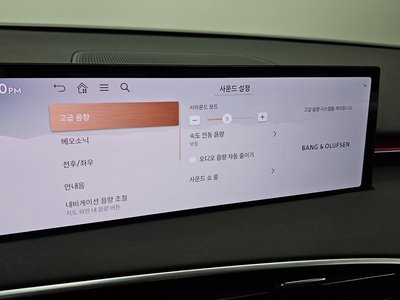 2024 Genesis GV70 thumbnail 24