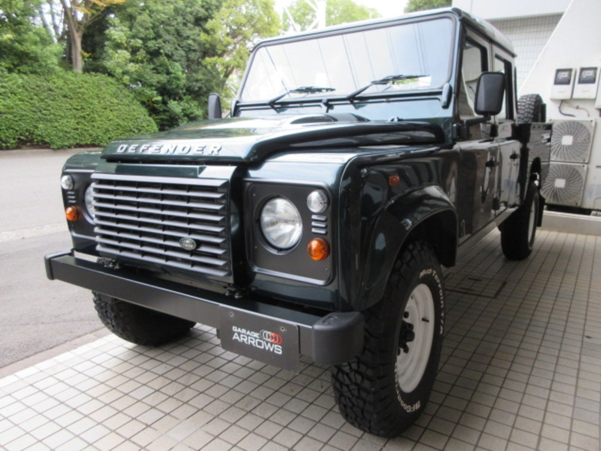 LAND ROVER DEFENDER - View 1