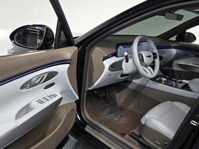2024 Genesis GV70 thumbnail 13
