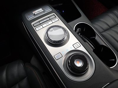 صورة 9 لـ 2021 Genesis GV70