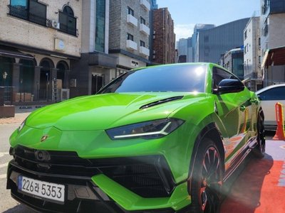LAMBORGHINI URUS - 1