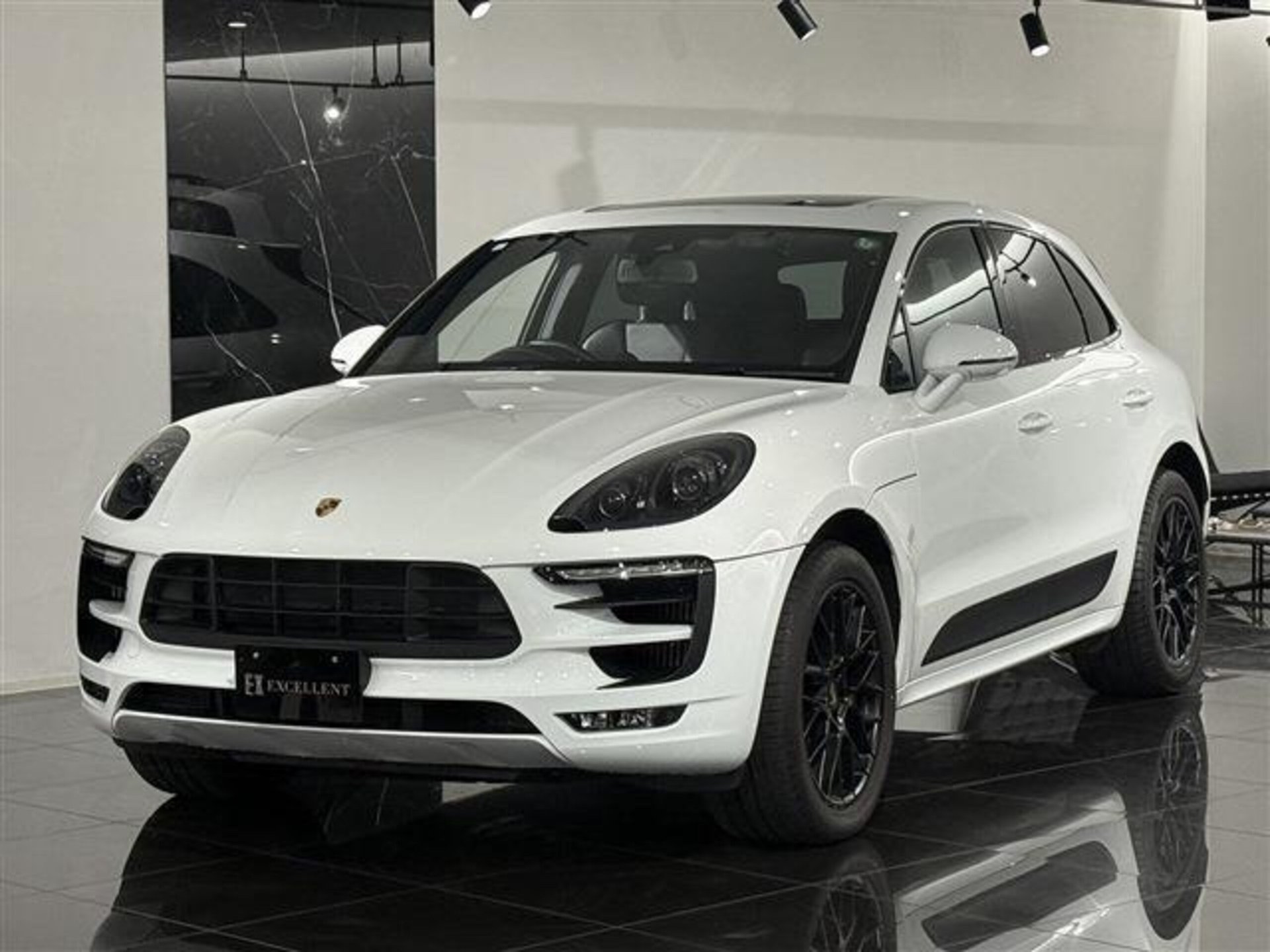 PORSCHE MACAN - View 1