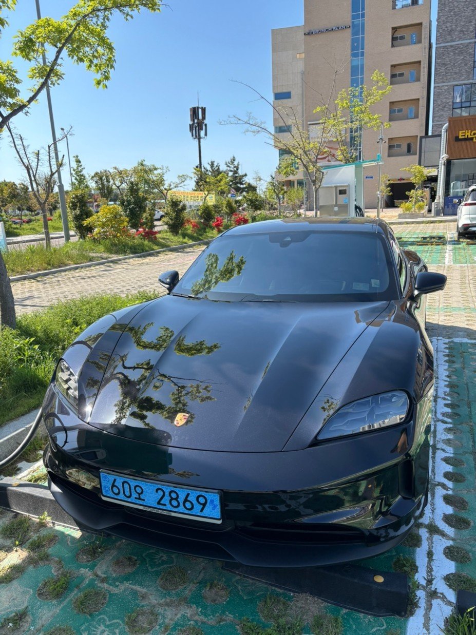 PORSCHE TAYCAN - View 1