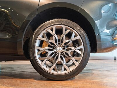 ASTON MARTIN DBX - 10