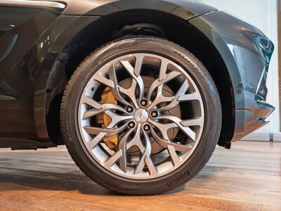 ASTON MARTIN DBX - 9