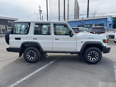 TOYOTA LAND CRUISER 70 - 7