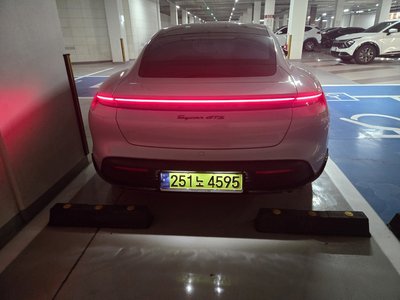 PORSCHE TAYCAN - 7