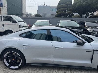 PORSCHE TAYCAN - 3
