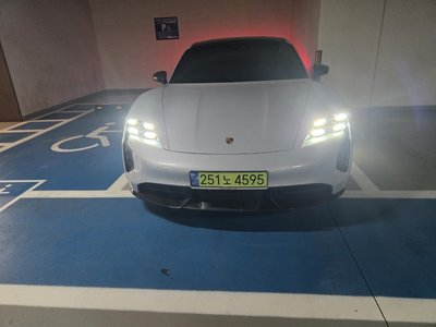 PORSCHE TAYCAN - 6