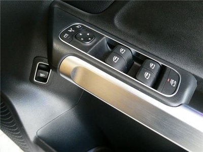 2025 Mercedes-BENZ GLB thumbnail 30
