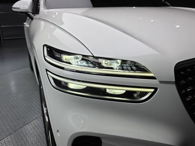 صورة 9 لـ 2022 Genesis GV70