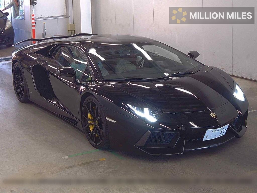 LAMBORGHINI AVENTADOR - View 1