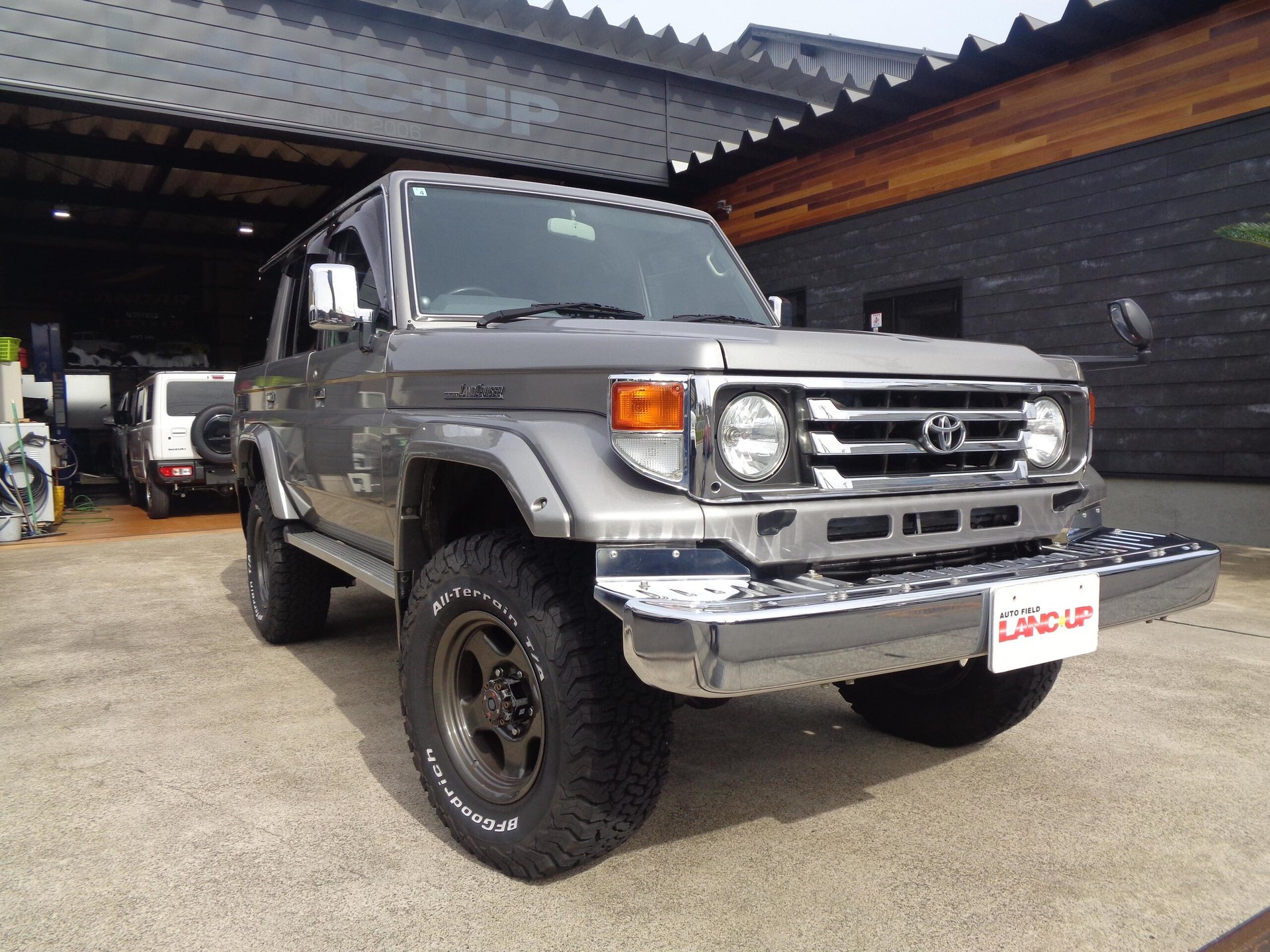 TOYOTA LAND CRUISER 70 - View 1