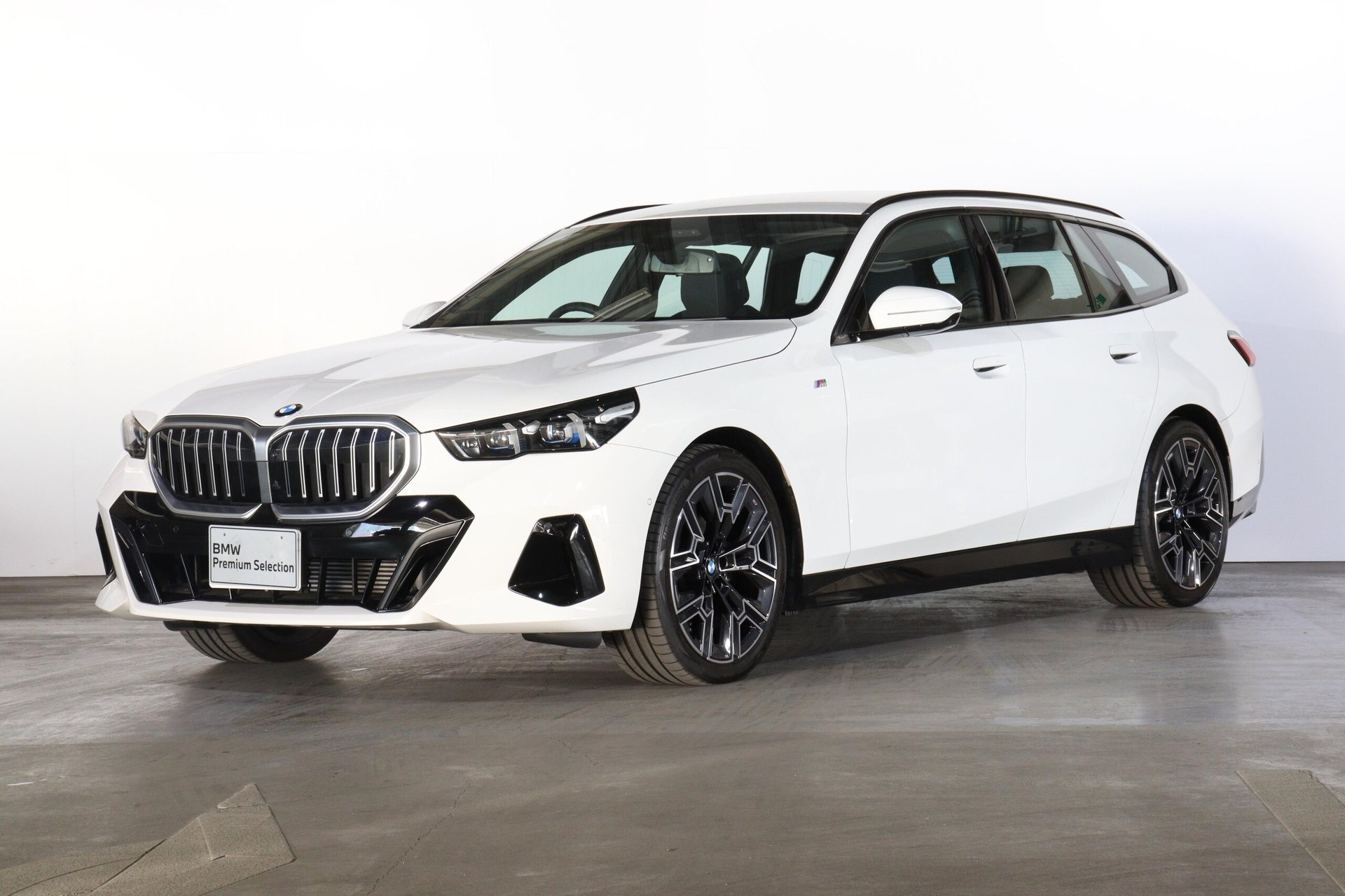 BMW 5 SERIES TOURING - View 1