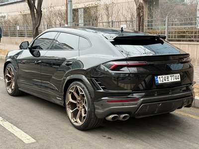 LAMBORGHINI URUS - 4
