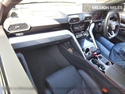 LAMBORGHINI URUS - 3