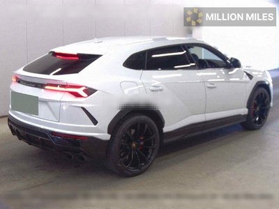 LAMBORGHINI URUS - 5