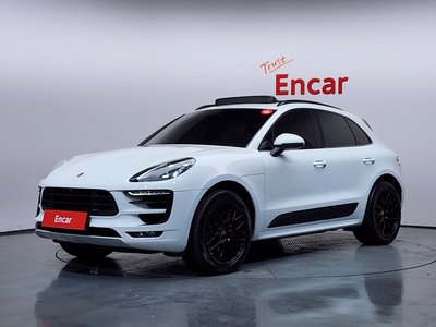 PORSCHE MACAN - 1