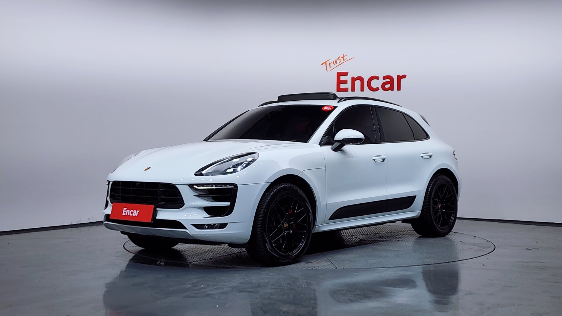 PORSCHE MACAN - View 1