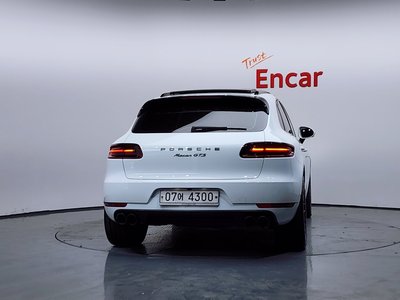 PORSCHE MACAN - 3