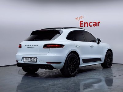 PORSCHE MACAN - 4