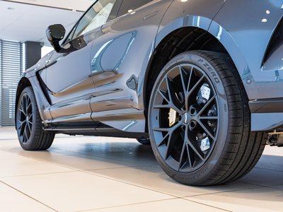 ASTON MARTIN DBX - 7