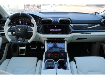 صورة 9 لـ 2026 Lamborghini URUS