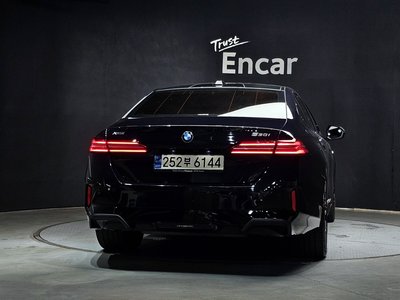 2023 BMW 5 SERIES photo 4