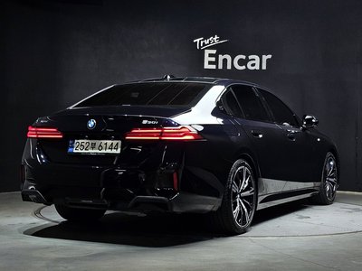 2023 BMW 5 SERIES photo 3