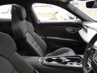 صورة 13 لـ 2024 AUDI E-TRON GT QUATTRO