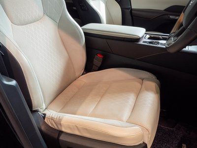 صورة 2 لـ 2023 Lexus RX