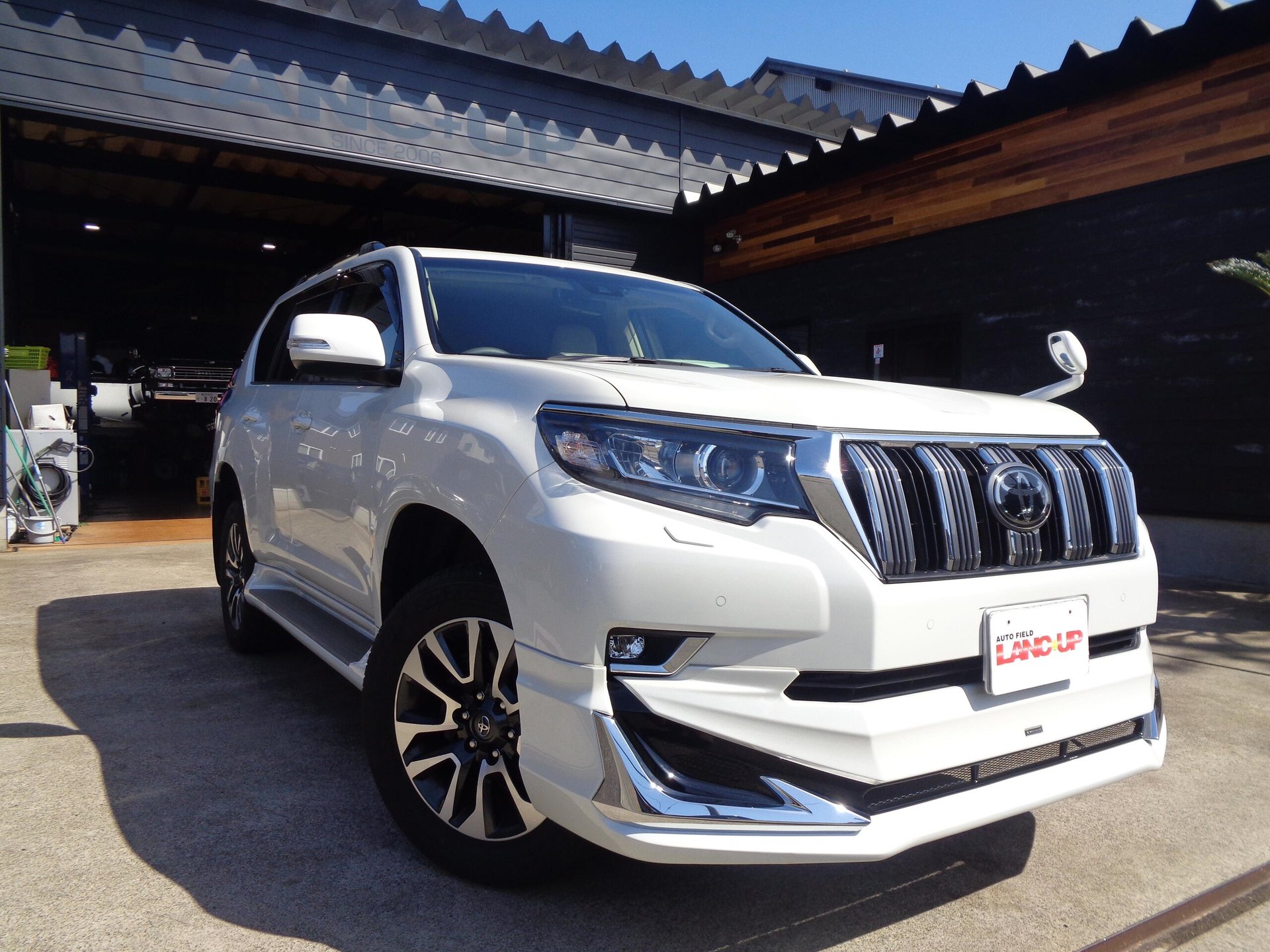 TOYOTA LAND CRUISER PRADO - View 1