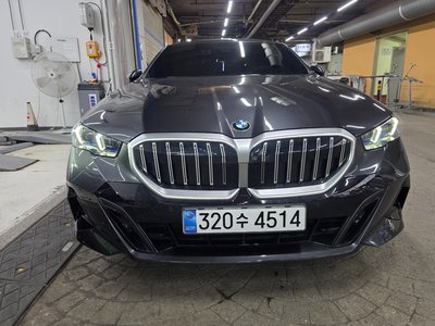 2026 BMW 5 SERIES 照片 1