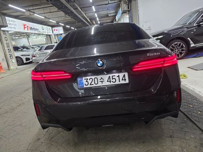 2026 BMW 5 SERIES 照片 2