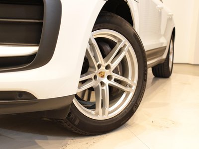 PORSCHE MACAN - 4
