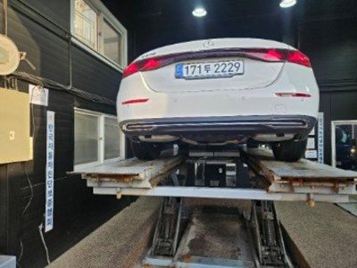 MERCEDES-BENZ E-CLASS - 2