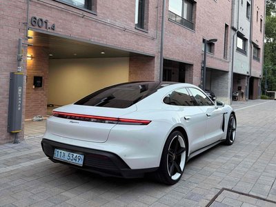 صورة 6 لـ 2023 Porsche TAYCAN