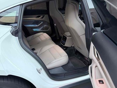 صورة 9 لـ 2023 Porsche TAYCAN