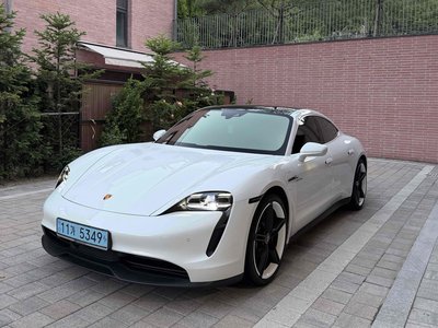 صورة 4 لـ 2023 Porsche TAYCAN